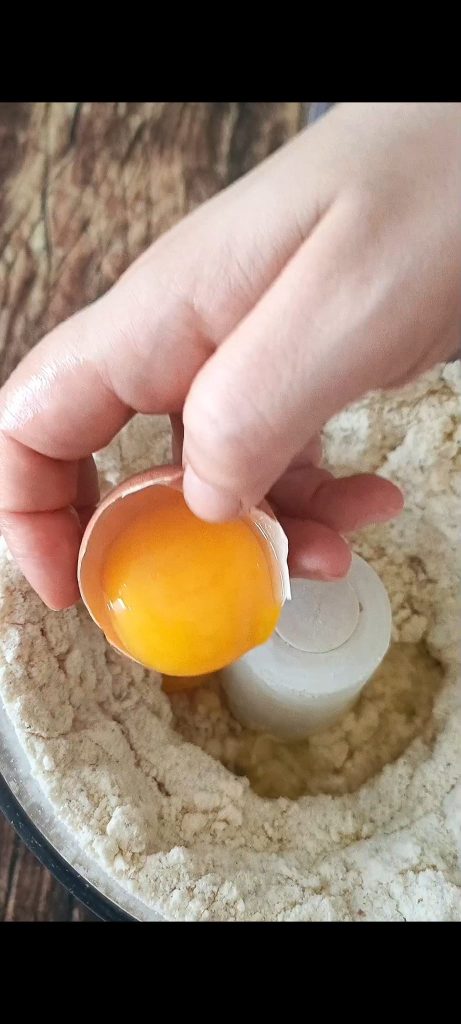 Añadimos también el huevo y la yema
