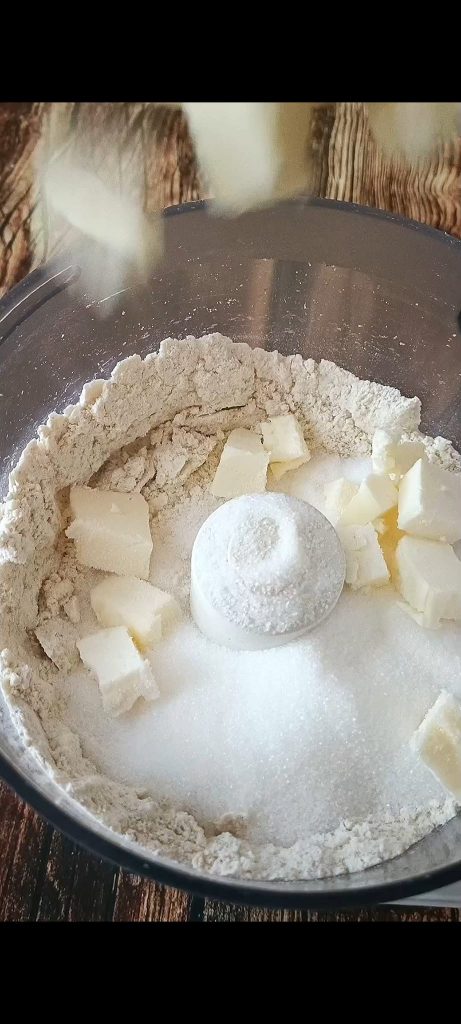 Añadimos azúcar y mantequilla fría