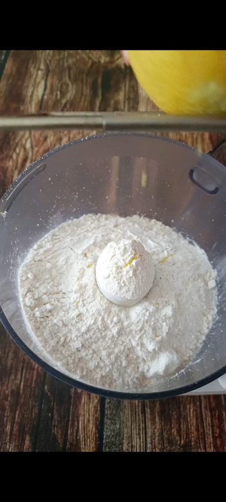 Mezclamos harina, nueces, ralladura de limón y canela