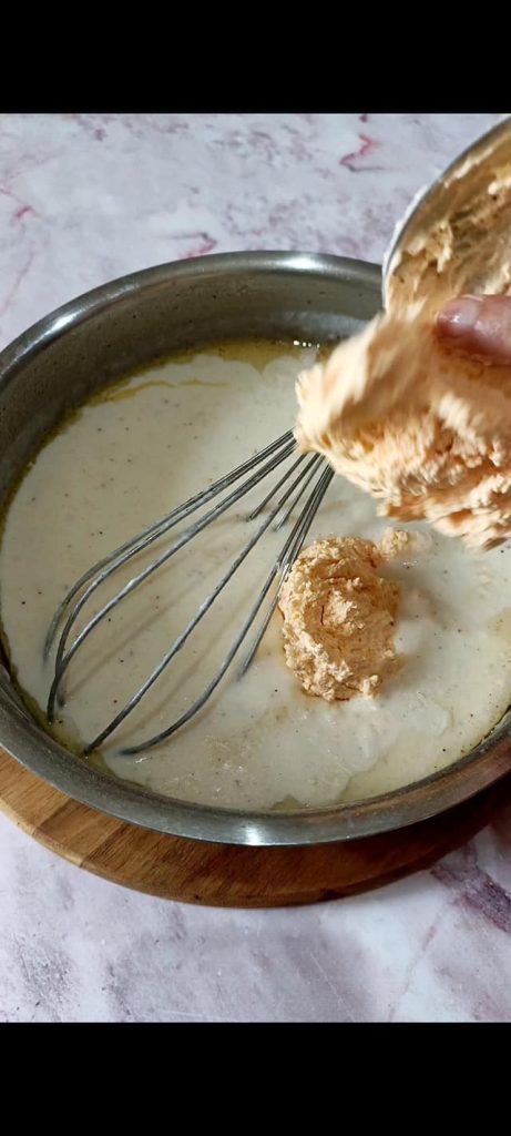 Añadimos el queso al salmón a la bechamel