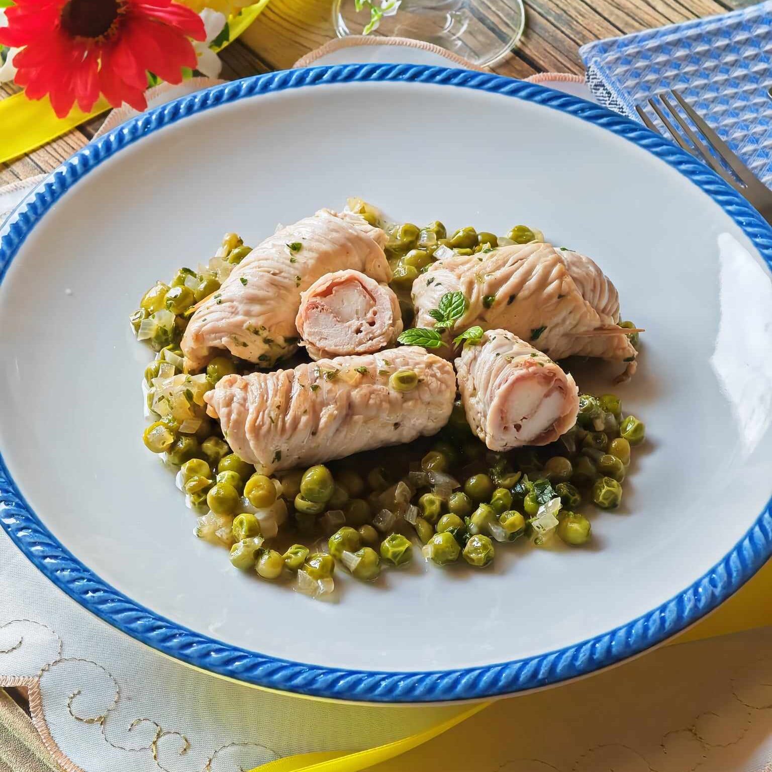Rollitos de pavo con guisantes