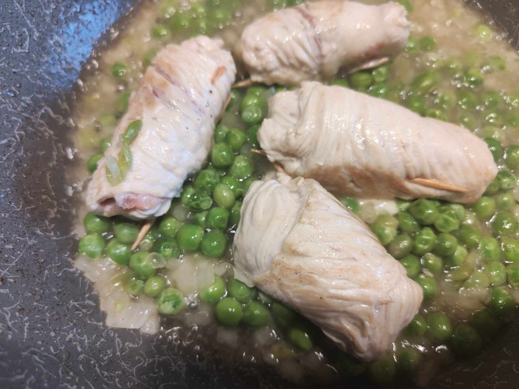 Rollitos de pavo con guisantes