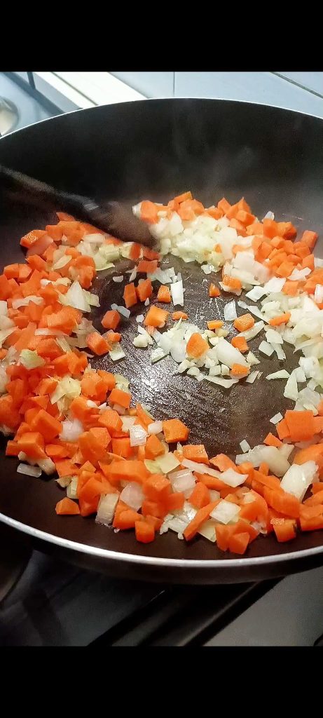 Zanahorias, cebollas, jengibre y cáscara de limón