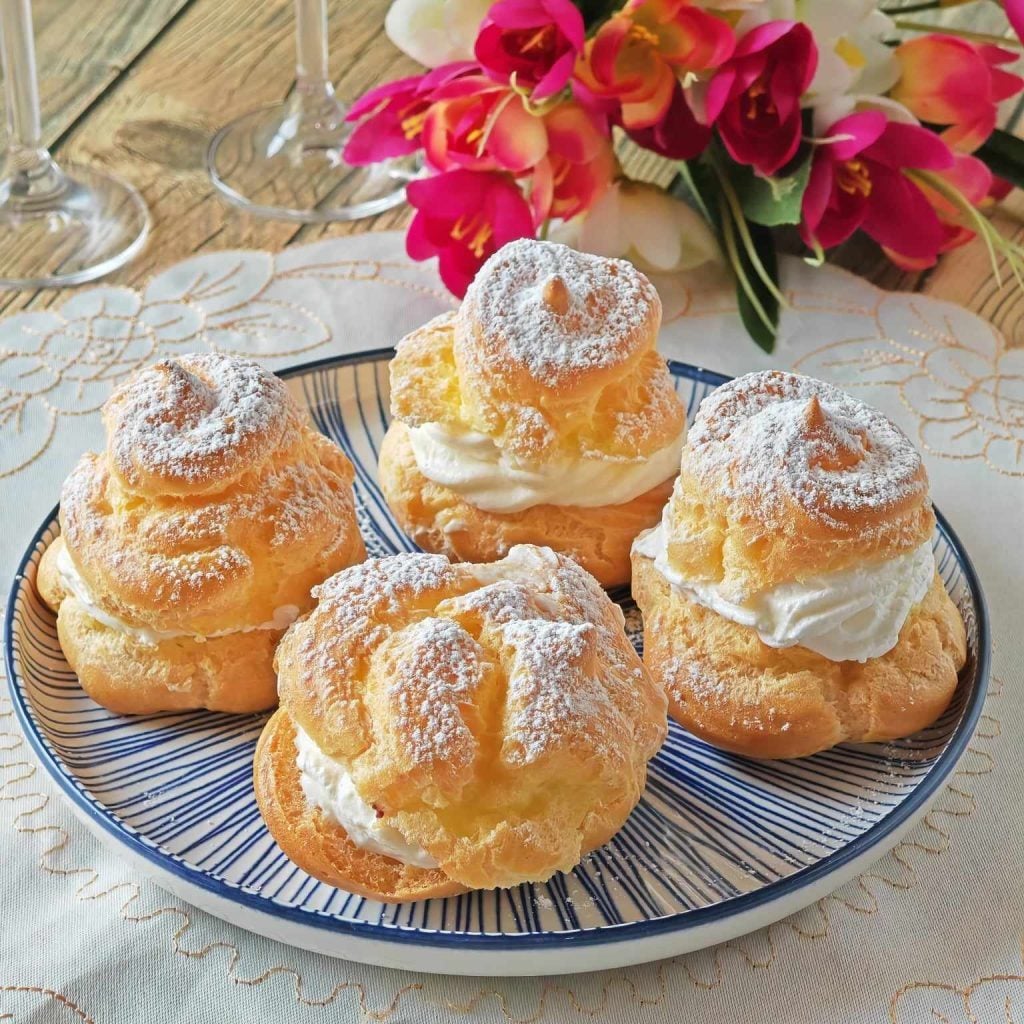 Profiteroles deliciosos con nata montada