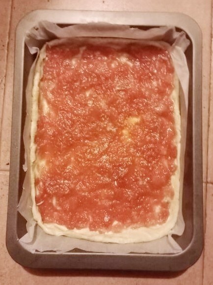 pizza a los 4 quesos con tomate