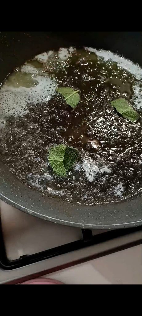 Derretimos mantequilla y salvia en la sartén
