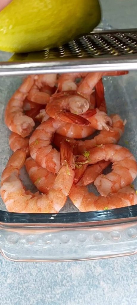 Gambas con cáscara de limón rallada