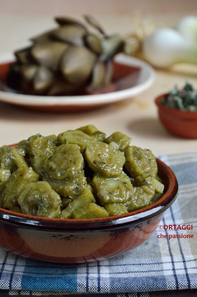 tallos de alcachofa en sartén
