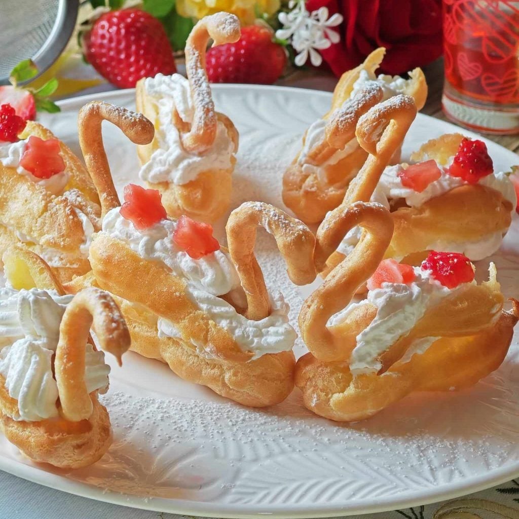 Cisnes de pasta choux y nata