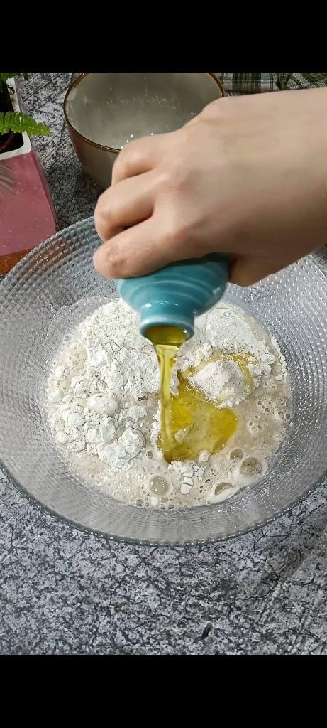 Harina, agua, aceite, levadura y sal