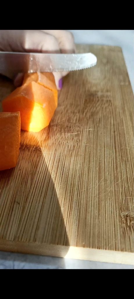 Pelamos las zanahorias y las cortamos en trozos
