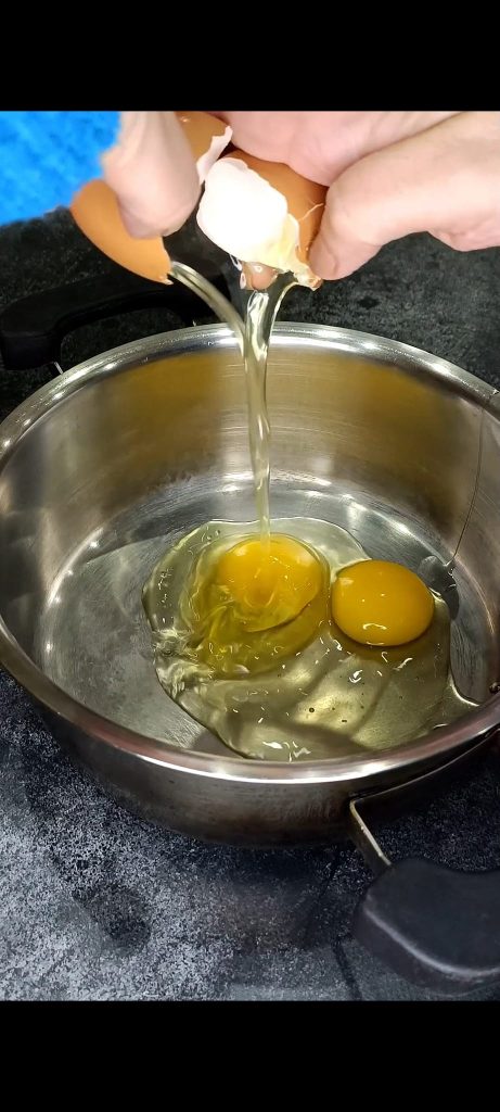 Mezclamos huevos y azúcar