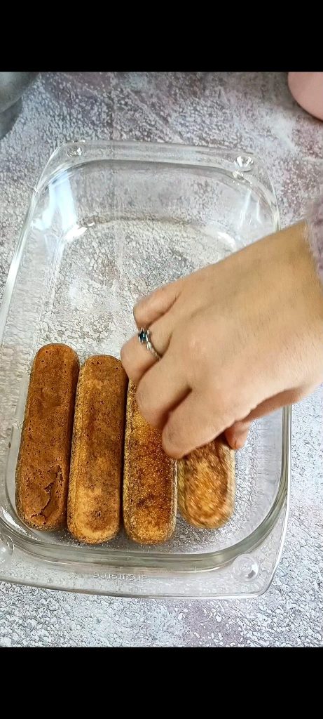 Bizcochos de soletilla empapados en café