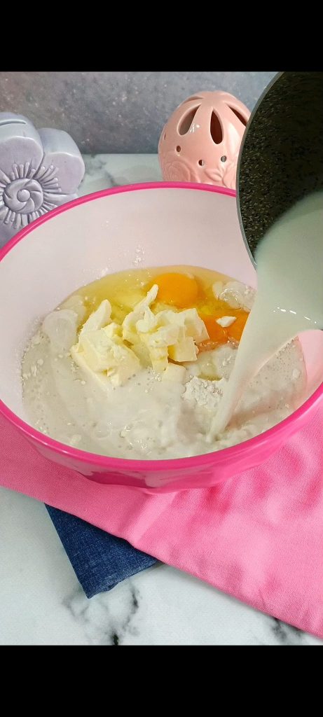 Unimos harina, mantequilla, huevos, leche y levadura