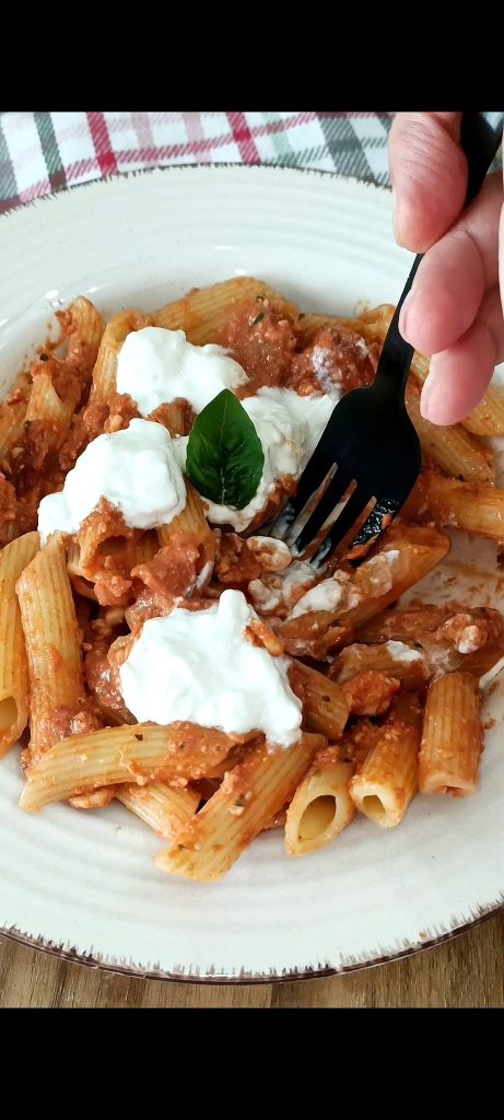 Aderezamos la pasta con el pesto