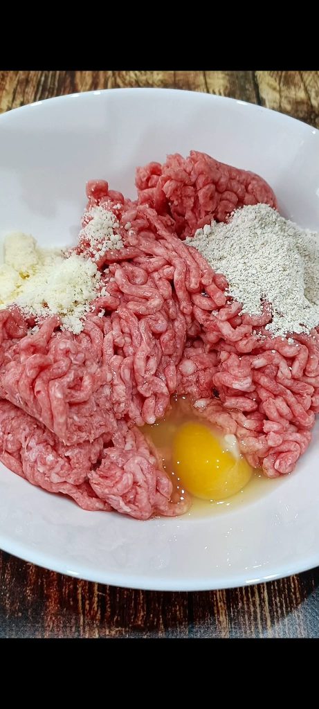 Preparamos la masa de las albóndigas