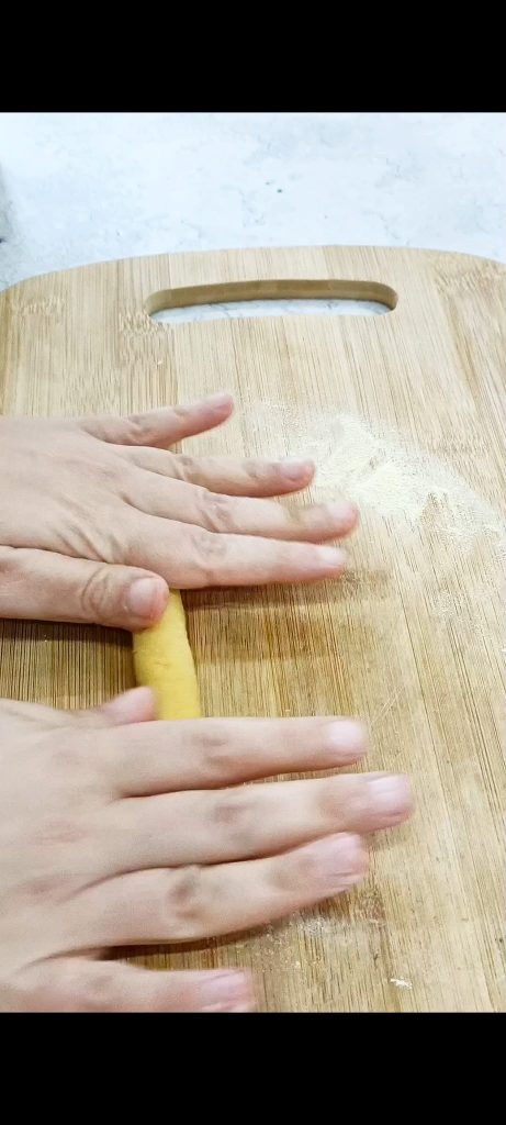 Enrollamos entre las manos la masa para obtener bastones