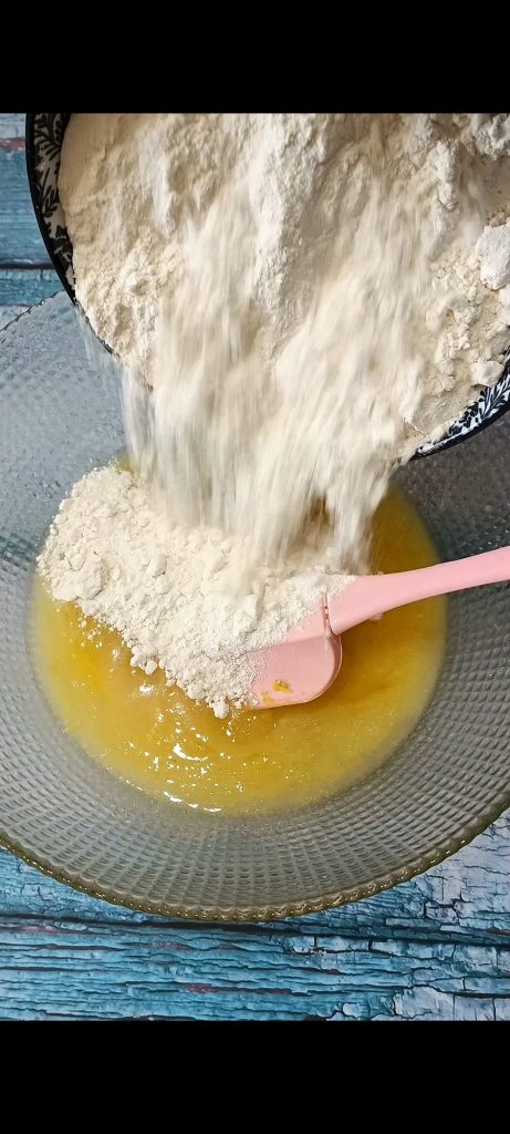 Incorporamos la harina tamizada con la levadura