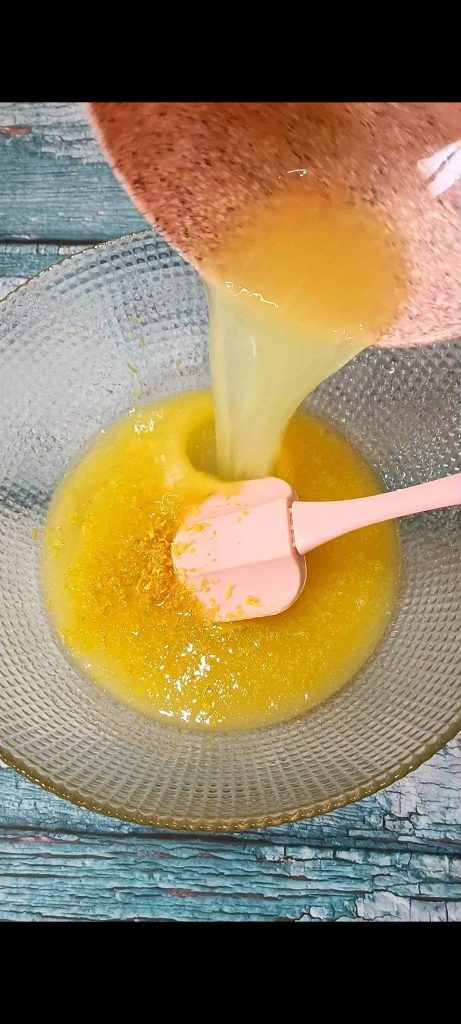 Añadimos huevo, ralladura y jugo de limón
