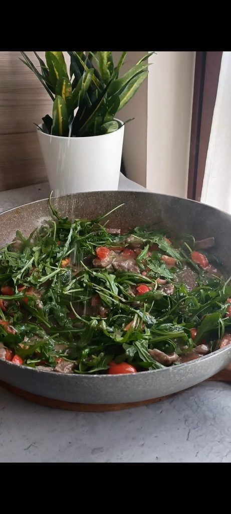 Rúcula con tomatitos y tiritas de carne