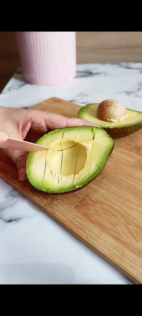 Aguacate sobre tabla de madera