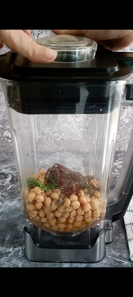 Garbanzos, jugo de limón, tahina, tomates secos, albahaca, aceite, agua, especias, sal, pimienta