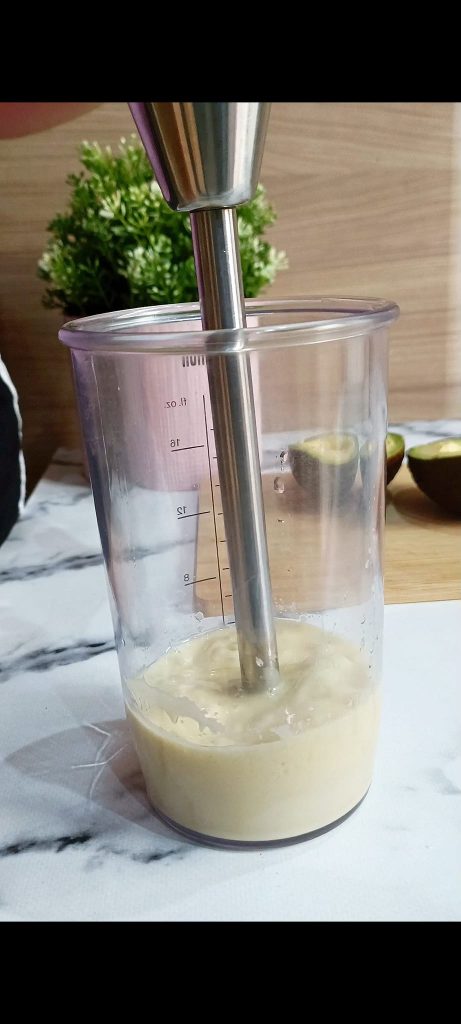 Jarra medidora con aceite, agua, vinagre y batidora de mano