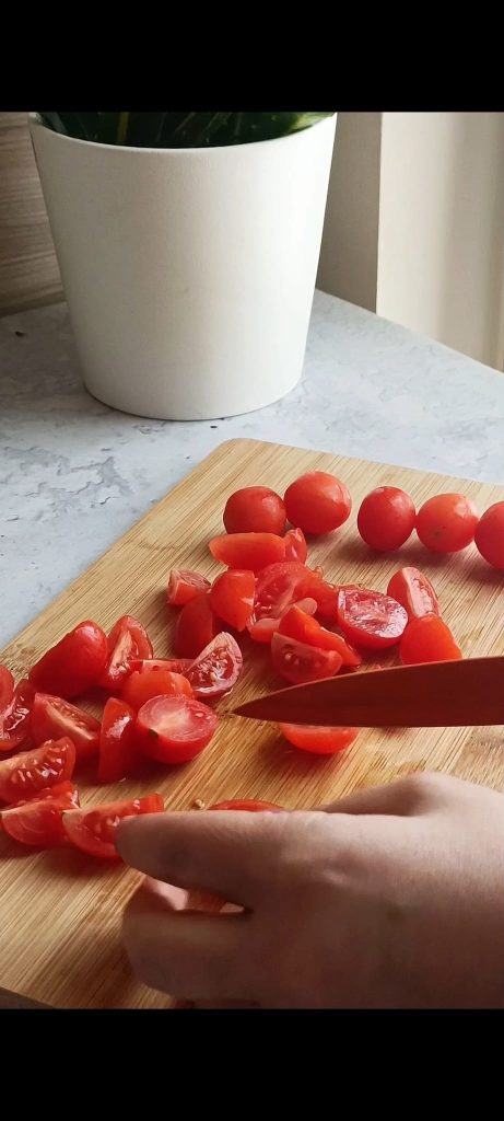 Tomatitos sobre tabla de madera