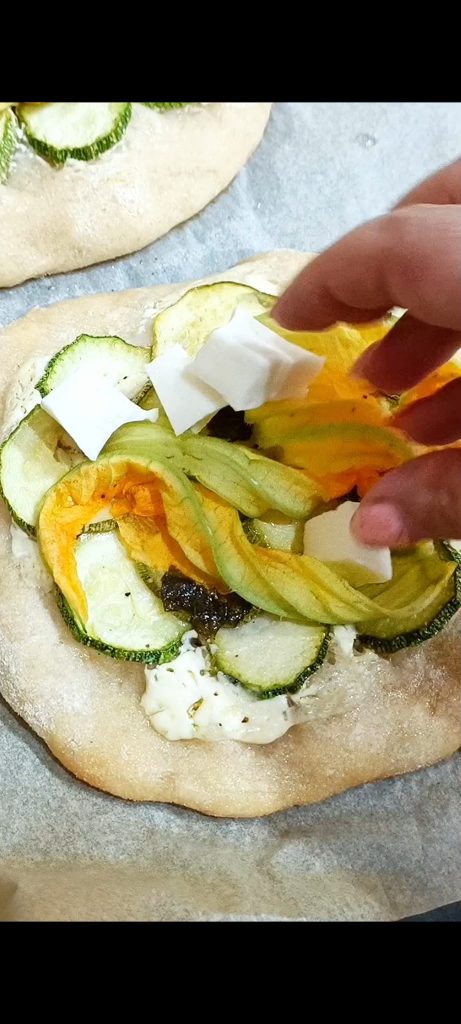 Añadimos flores de calabaza y mozzarella
