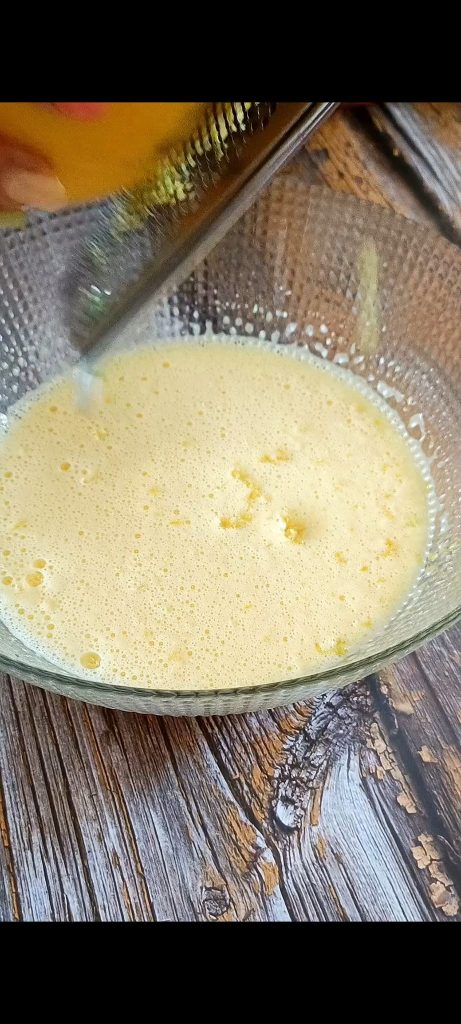 Mantequilla derretida y cáscara de limón rallada