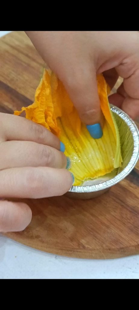 Forramos los moldes de aluminio con las flores de calabacín