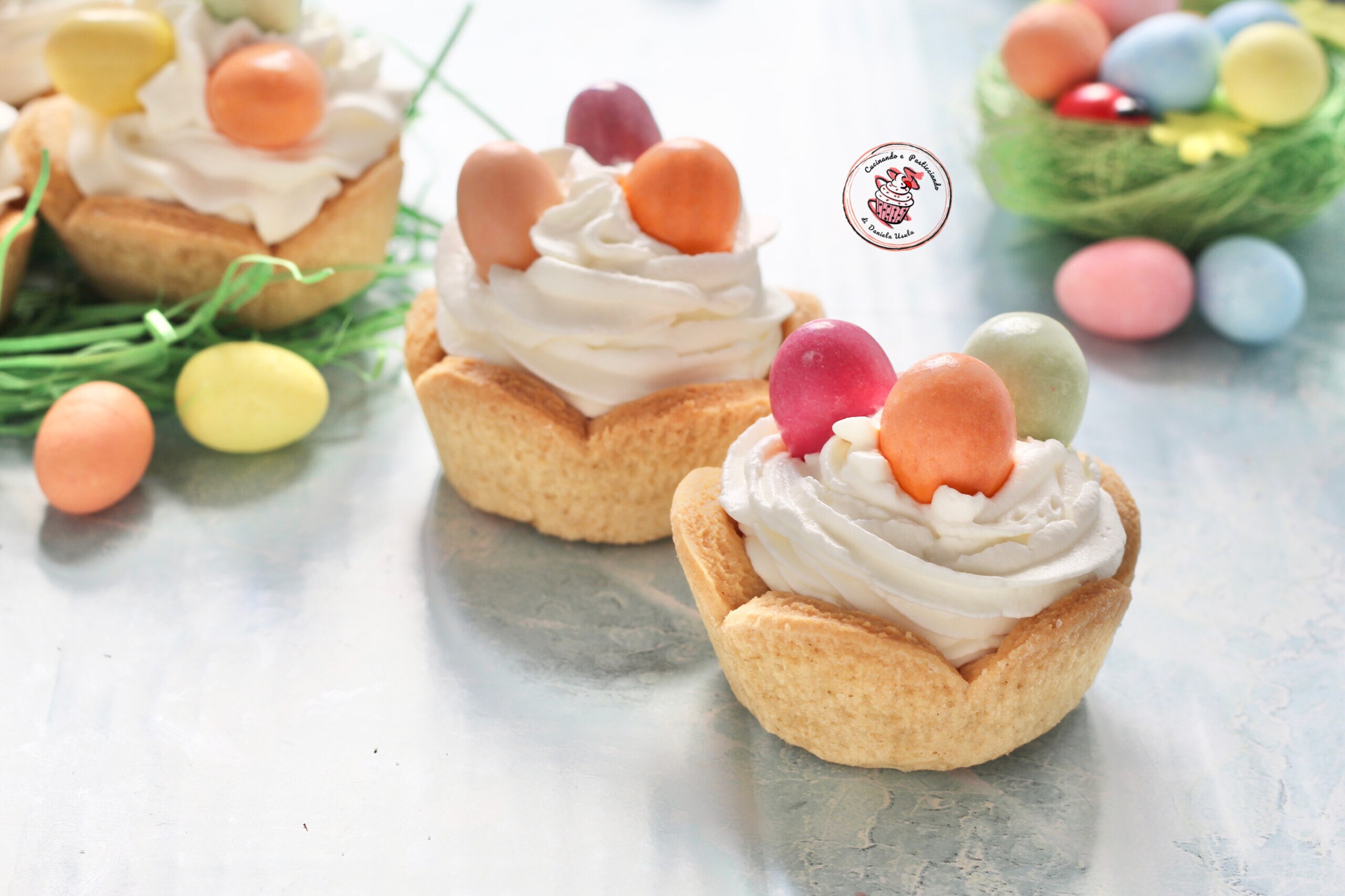 Cestas de masa quebrada con crema de ricotta y huevos coloreados