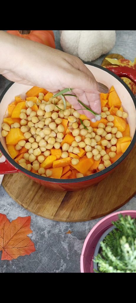 Añadimos calabaza, garbanzos, hierbas aromáticas