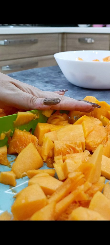 Cortamos la calabaza en trozos