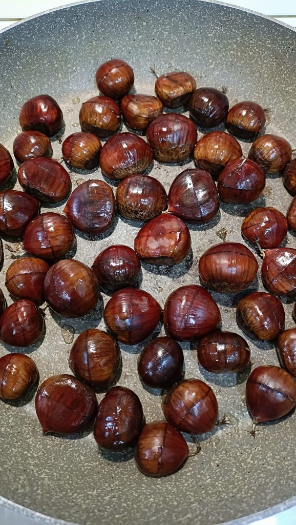 Ponemos las castañas en la sartén