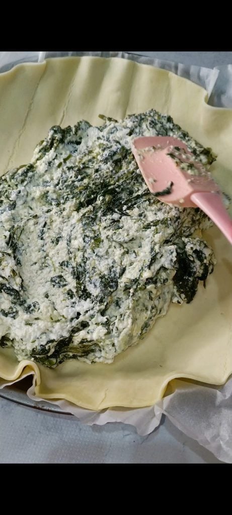 Vertemos el relleno en la base de hojaldre