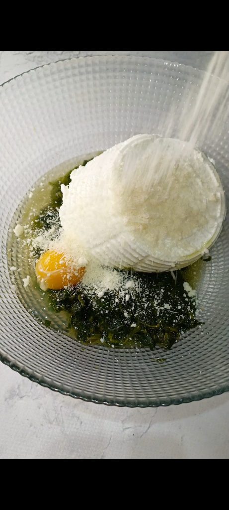 Espinacas, huevo, ricotta y parmesano