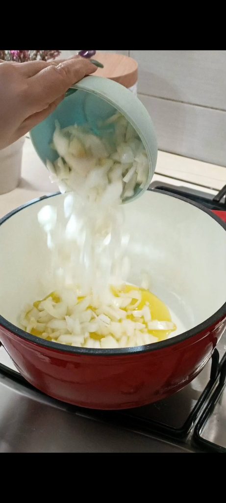 Cebolla y aceite en cacerola