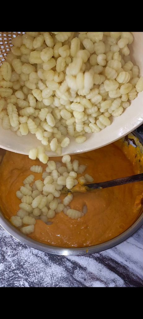 Sazonamos los ñoquis con la crema de calabaza