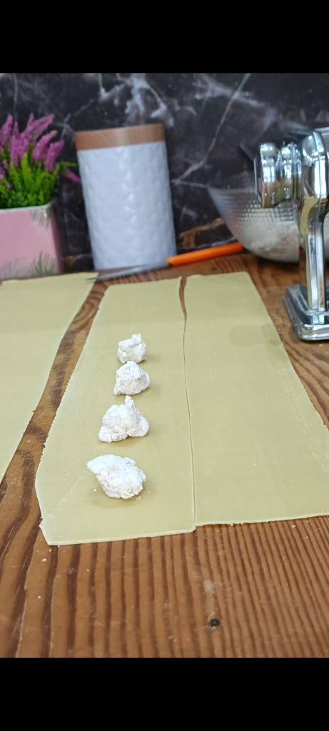 Colocamos montoncitos de relleno sobre la pasta