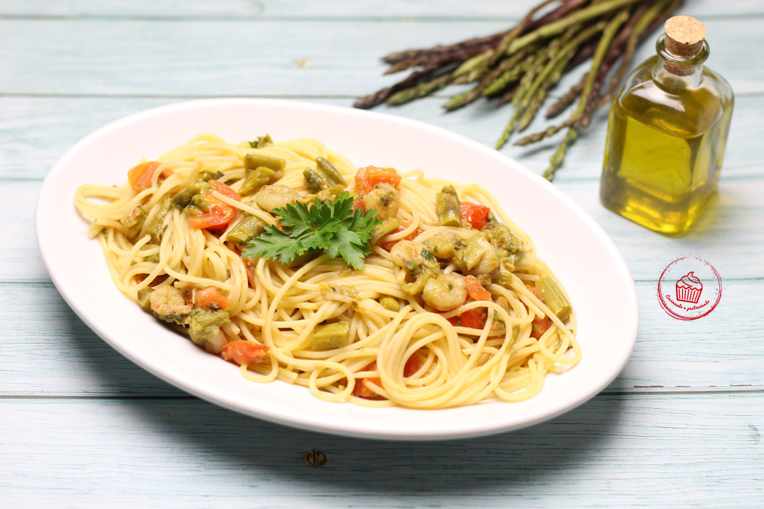Spaghetti con espárragos y gambas