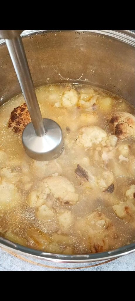 Añadimos la leche y el caldo y batimos