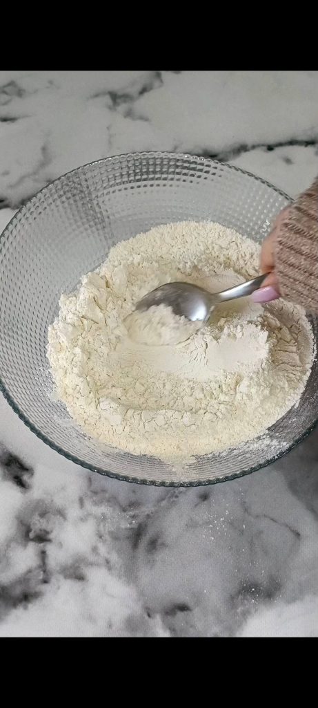 Colocamos la harina en forma de volcán