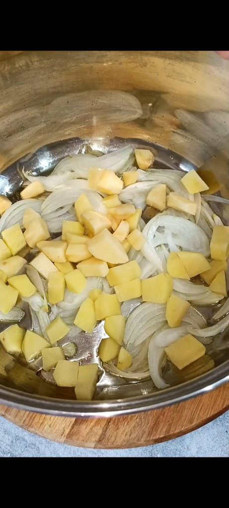 Patatas y cebolla en cacerola