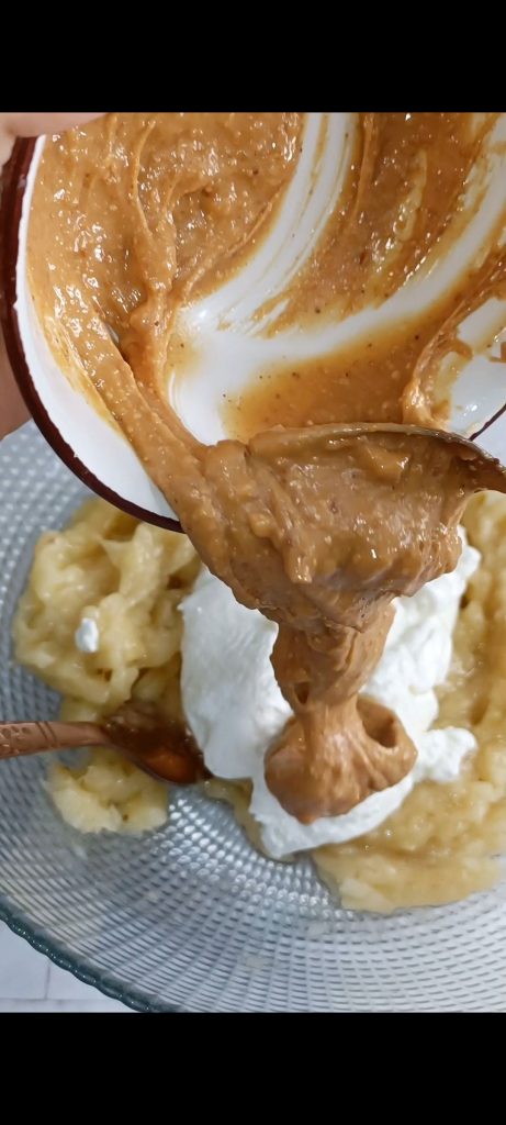 Añadimos el yogur y la mantequilla de cacahuete