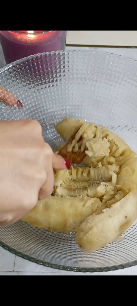 Triturar los plátanos para obtener un puré