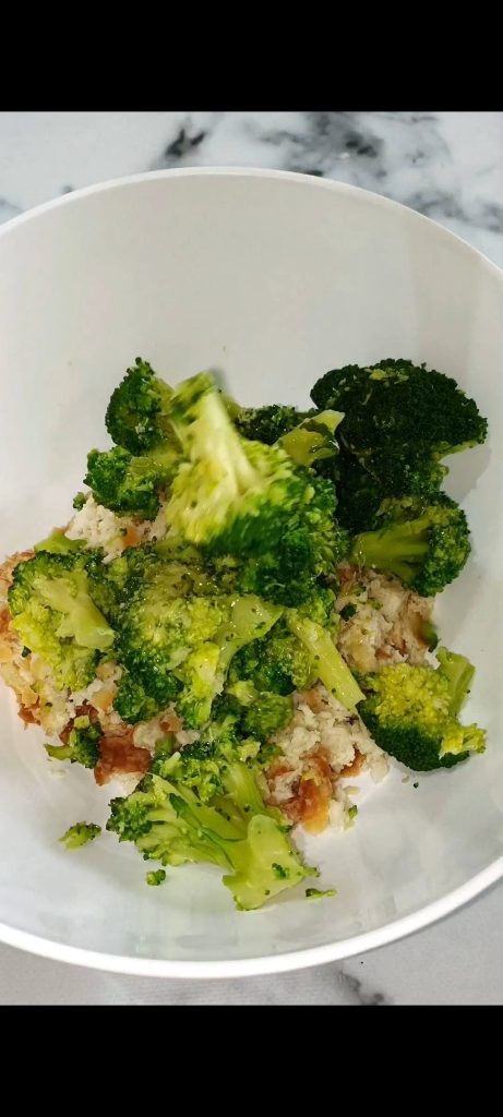 Mezclamos los brócolis con los demás ingredientes en un cuenco