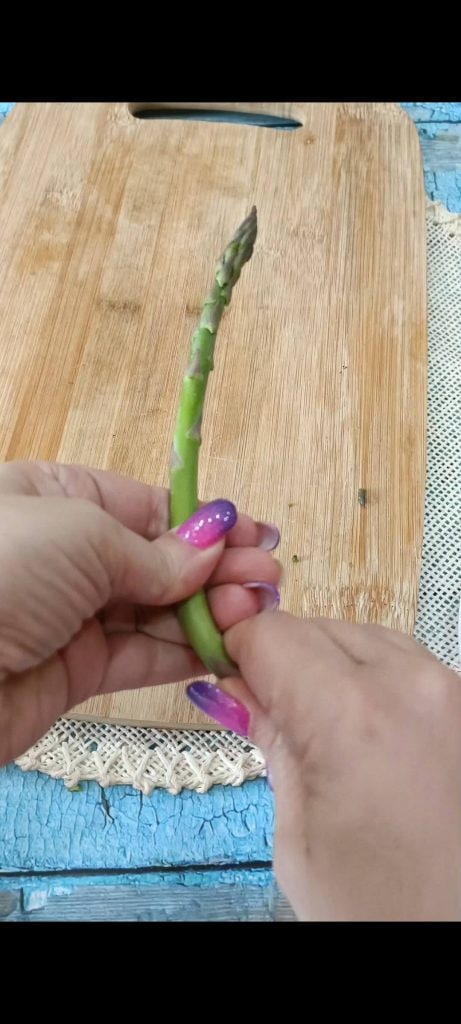 Limpiamos y hervimos los espárragos