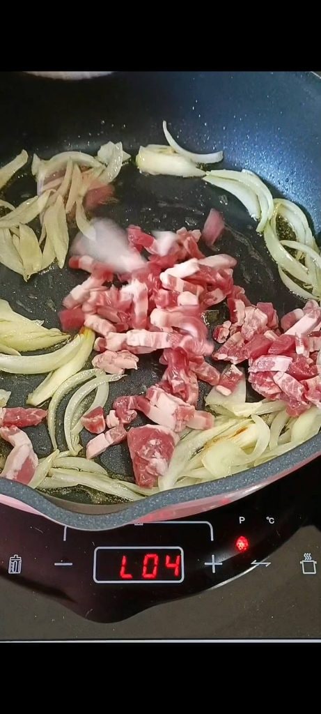 Sofríe cebolla y bacon