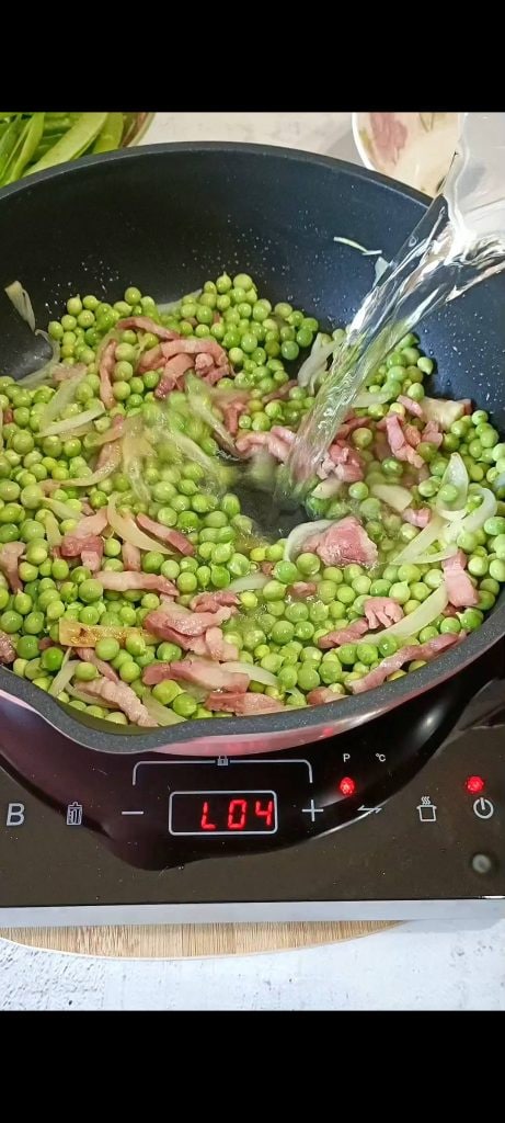 Añade los guisantes y agua